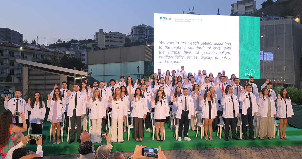 som-white-coat-2024-class-oath.jpg